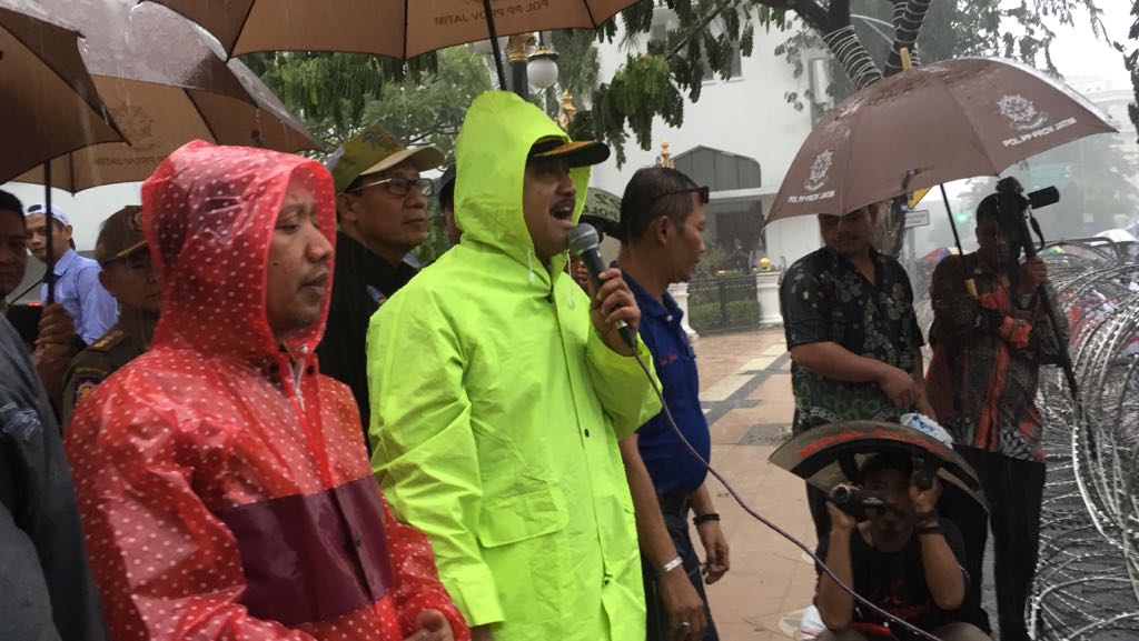 Gus Ipul temui massa buruh, di depan Gedung Gubernur Jatim, Surabaya, Jumat, 19 Januari 2018. (Foto: farid/ngopibareng.id)