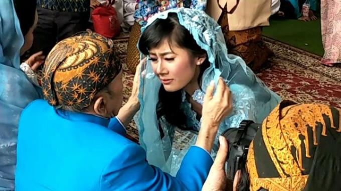 Ardina Rasti ketika memohon restu pada sang ayah. (Tribunnews.com)