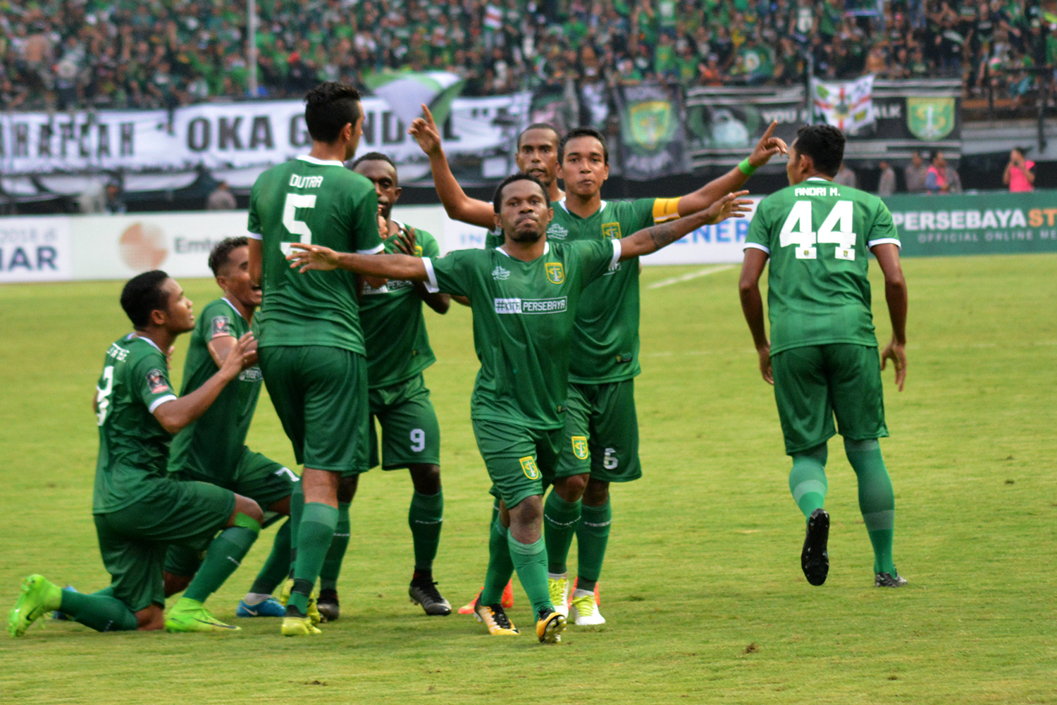 Pemain Persebaya, Ferinando Pahabol usai cetak gol. (foto: hrs/ngopibareng)