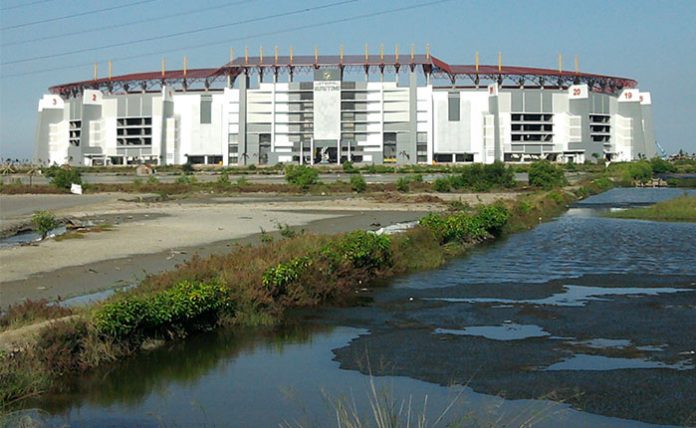 Kemegahan Stadion Gelora Bung Tomo (GBT) Surabaya tanpa didukung akses jalan membuat laga internasional Piala AFF tak bisa digelar. 