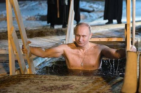 Aksi Presiden Putin saat menceburkan diri ke Danau Es. (Foto : antara)