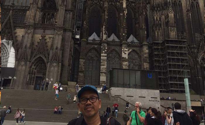 Penulis di depan Gereja Kathedral di Köln. (foto:dok. keluarga)