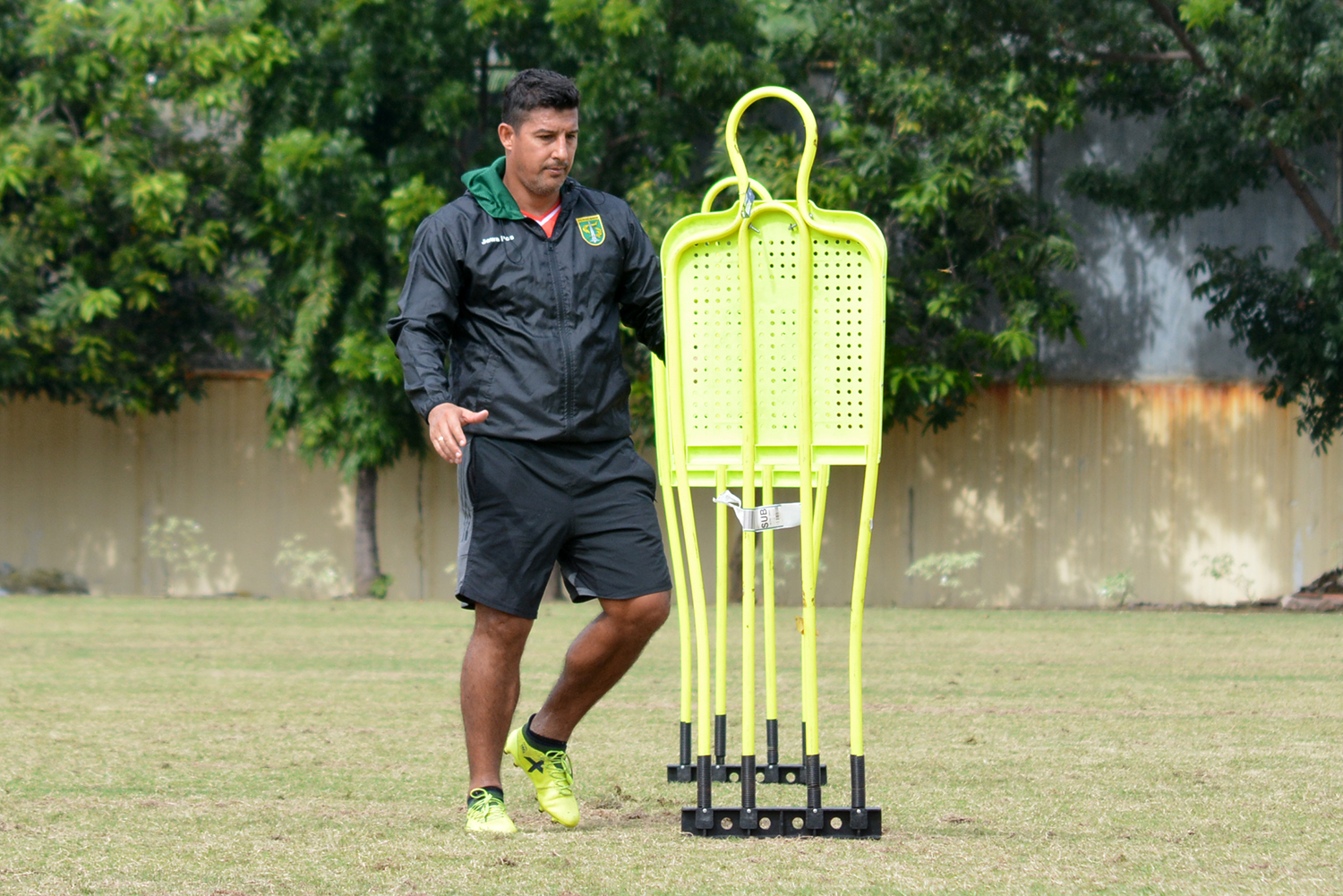 Pelatih Persebaya Surabaya, Alfredo Vera saat latihan di Lapangan Polda, Sabtu 20 Januari 2018. (foto: hrs/ngopibareng)