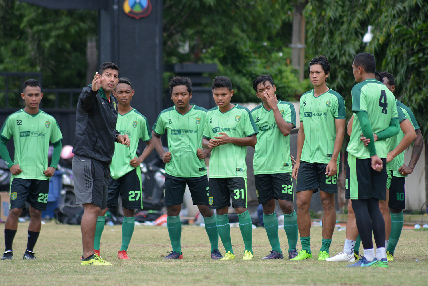 Pelatih Persebaya, Angel Alfredo Vera (jaket hitam) saat memberikan arahan dalam latihan pagi tadi di Lapangan Polda Jatim, Sabtu 20 Januari 2018. (foto : hrs/ngopibareng)