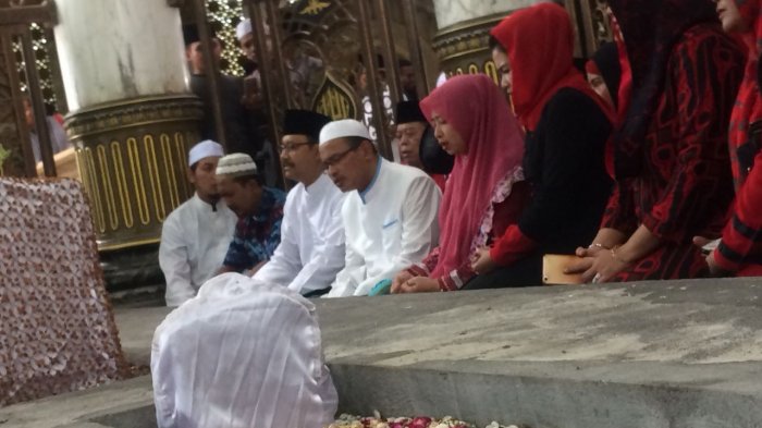 Calon Wakil Gubernur Jawa Timur, Puti Guntur Soekarno berziarah ke makam Syaichona Cholil yang terletak di kompleks Masjid Syaichona Cholil, Desa Martajasah, Bangkalan, Sabtu 20 Januari. 