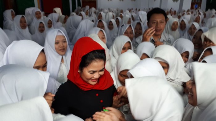 Puti dikerubuti ribuan santriwati yang ingin bersalaman (Foto: Istimewa)