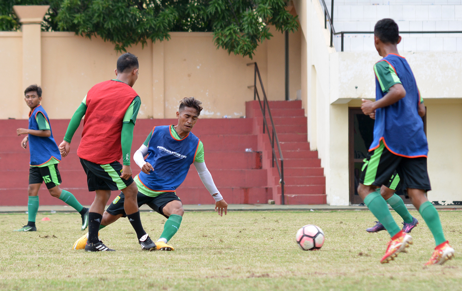 Gelandang Persebaya, Sidik Saimima saat merebut bola dalam latihan yang digelar di Lapangan Polda Jatim, Sabtu 20 Januari 2018. (foto: hrs/ngopibareng)