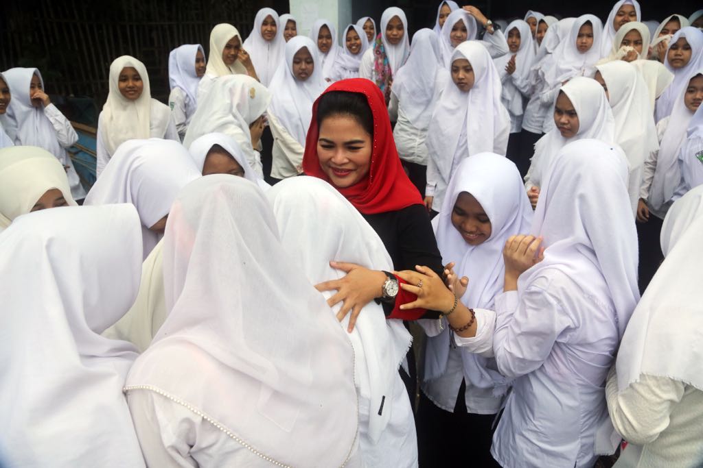 Puti Guntur Soekarno di tengah ribuan Santri. (Foto : ngopibareng)