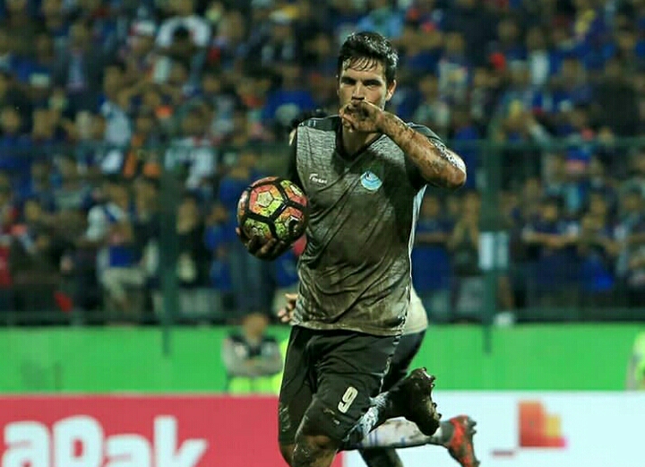 Selebrasi pemain Persela, Alessandro Celin usai membobol gawang Arema di Stadion Gajayana, tadi malam. foto;ngopibareng/tom 