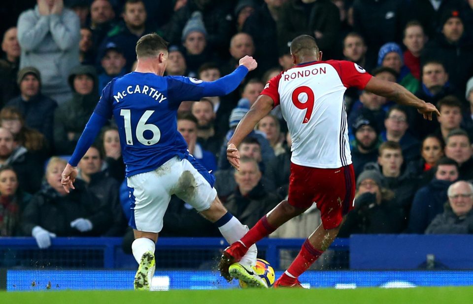 Tendangan pemain West Brom, Solomon Rondon mengenaki kaki pemain Everton, tadi malam. foto; gettyiamges