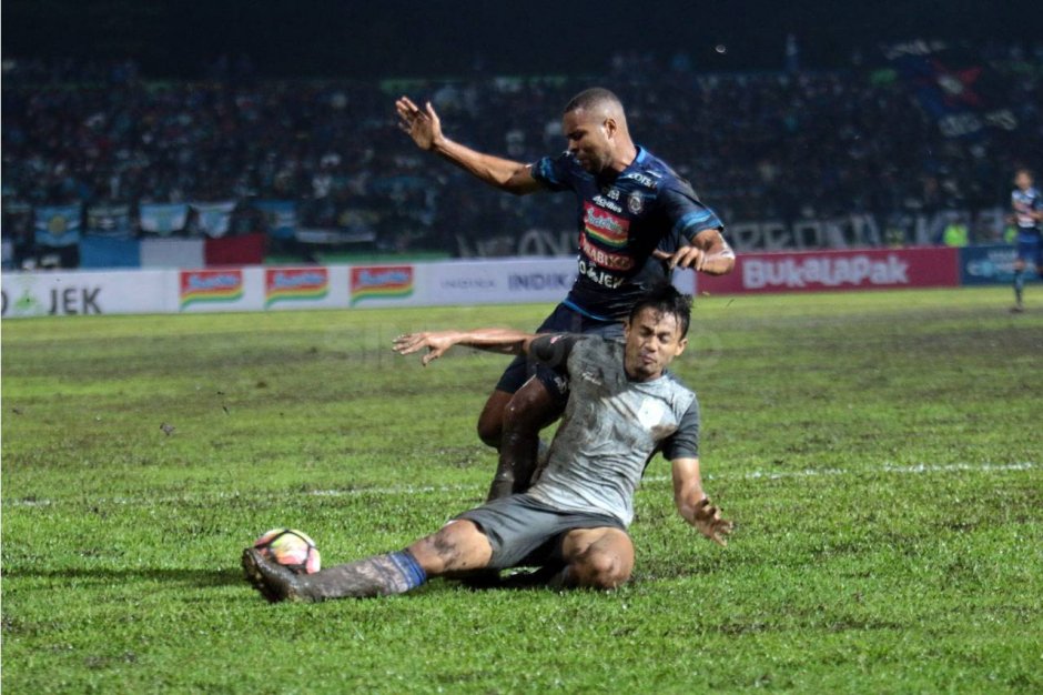 Duel pemain Arema dan Persela di Stadion Gajayana Malang, tadi malam.  