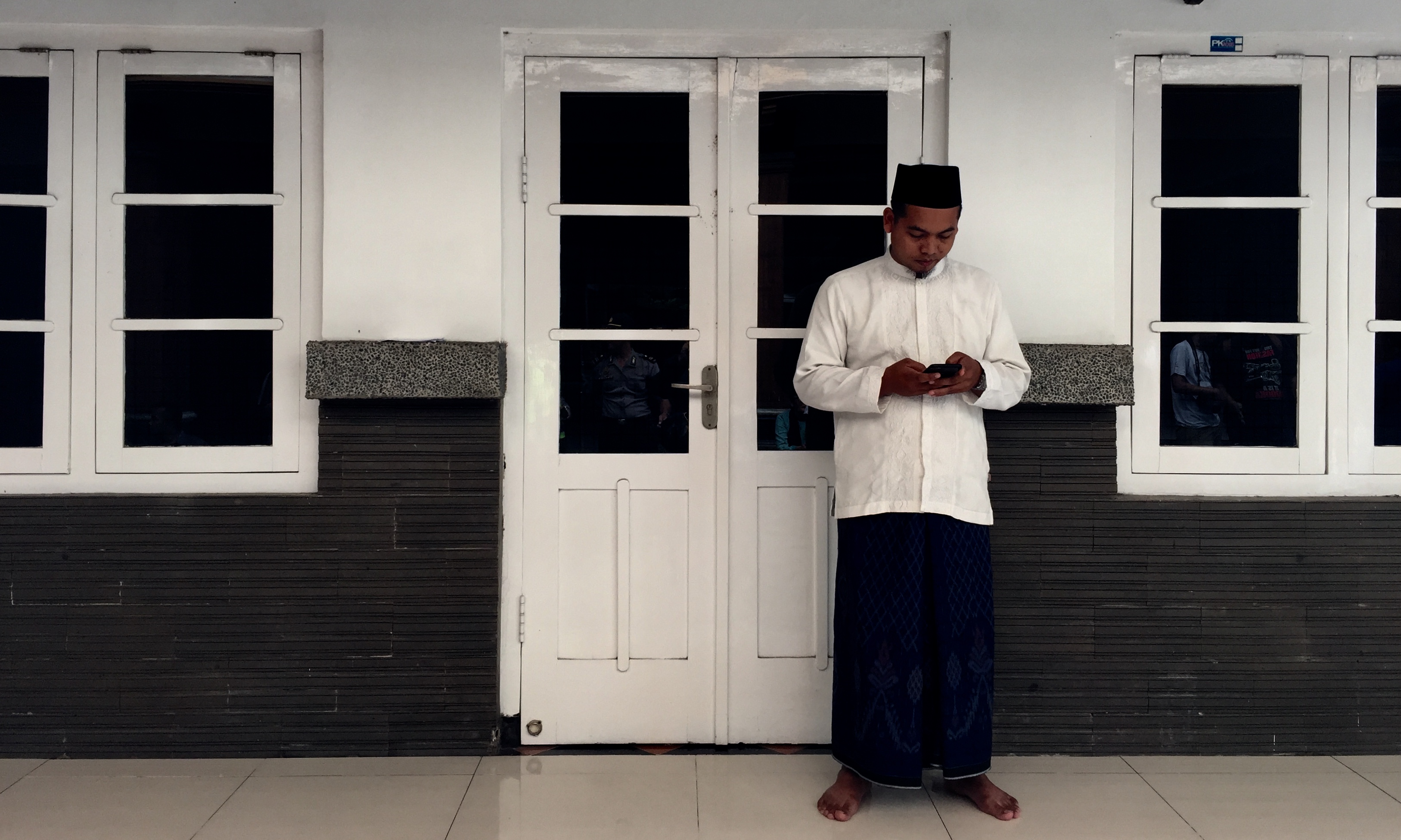 Kediaman Gus Sholah, dijaga ketat oleh petugas keamanan Tebuireng.
