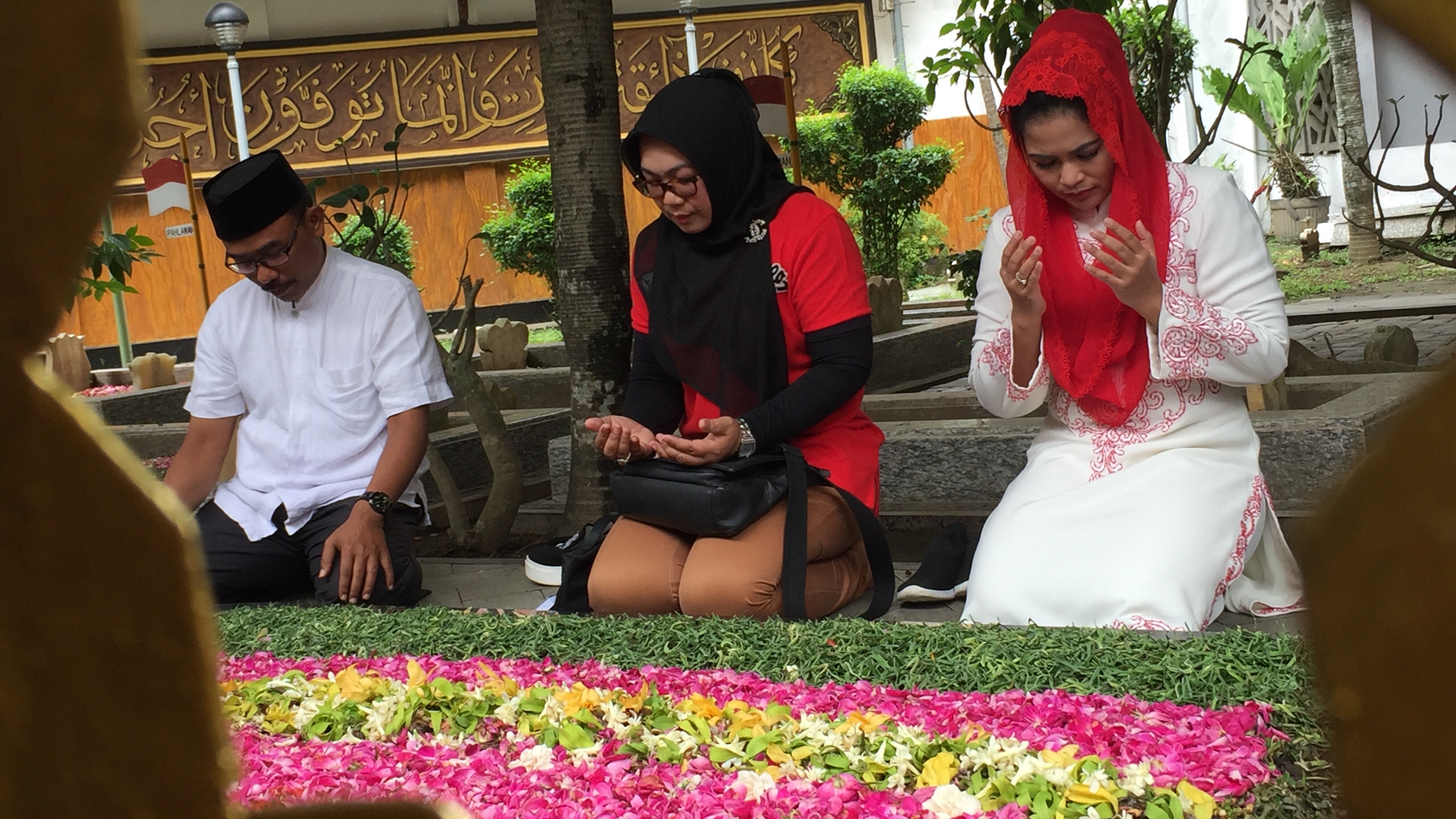 Puti berdoa khusyuk di depan makam para Pendiri NU dan Gus Dur, Tebuireng, Jombang, Minggu, 21 Januari 2018. (Foto: Farid/ngopibareng.id)