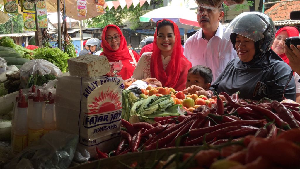 Puti berbelanja di pasar tradisional Jombang. (Foto: farid/ngopibareng.id)