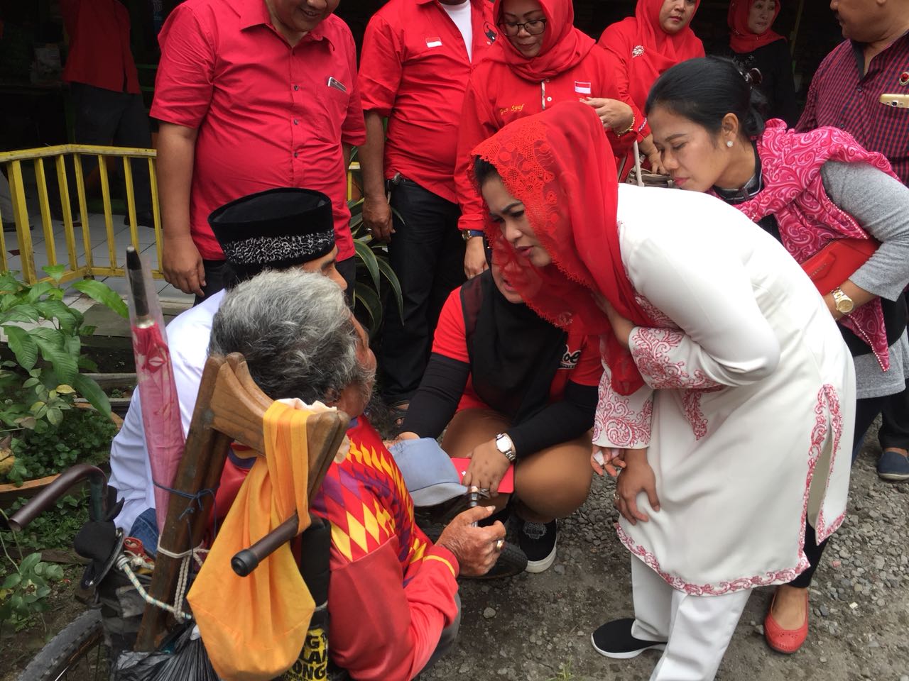 Puti Guntur Soekarno saat sapa penyandang difabel Sugiyanto di Jombang, Minggu 21 Januari. 