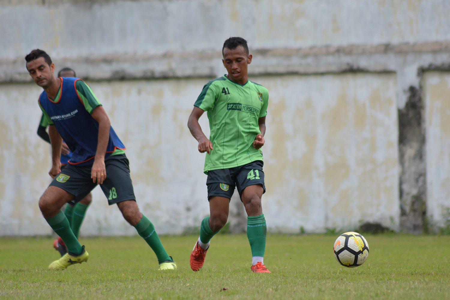 Pemain Persebaya Irfan Jaya mengaku dalam perjalanan pulang ke Surabaya usai ikuti seleksi Timnas Indonesia. (foto: hrs/ngopibareng)