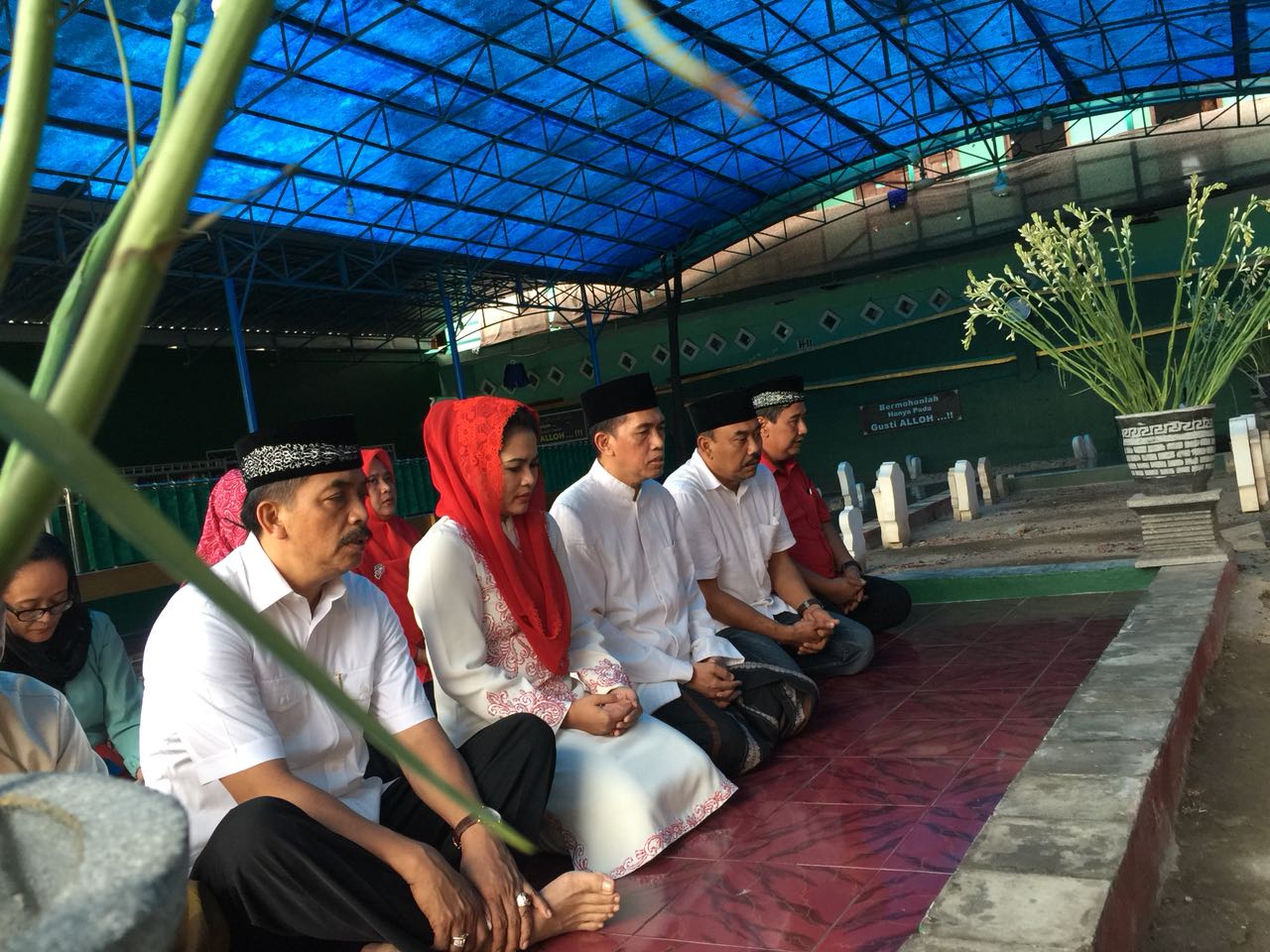 Puti saat berziarah ke makam pendiri Ponpes Darul. (Foto: farid/ngopibareng.id)