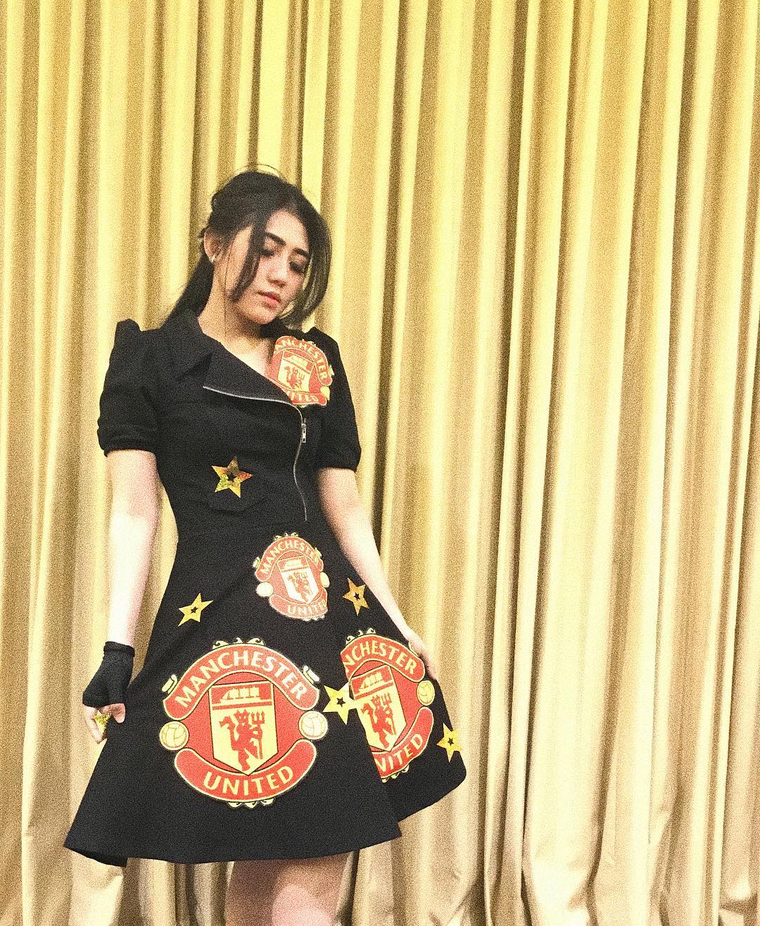 Via Vallen ketika mengenakan dress dengan lambang MU. (Instagram @viavallen)