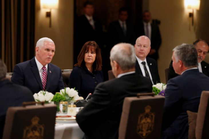 Wakil Presiden Amerika Serikat Mike Pence dan istrinya Karen Pence makan malam bersama Raja Yordania Abdullah dan Ratu Rania di Istana Kerajaan di Amman, Yordania, Minggu (21/1/2018). (Foto : Antara)