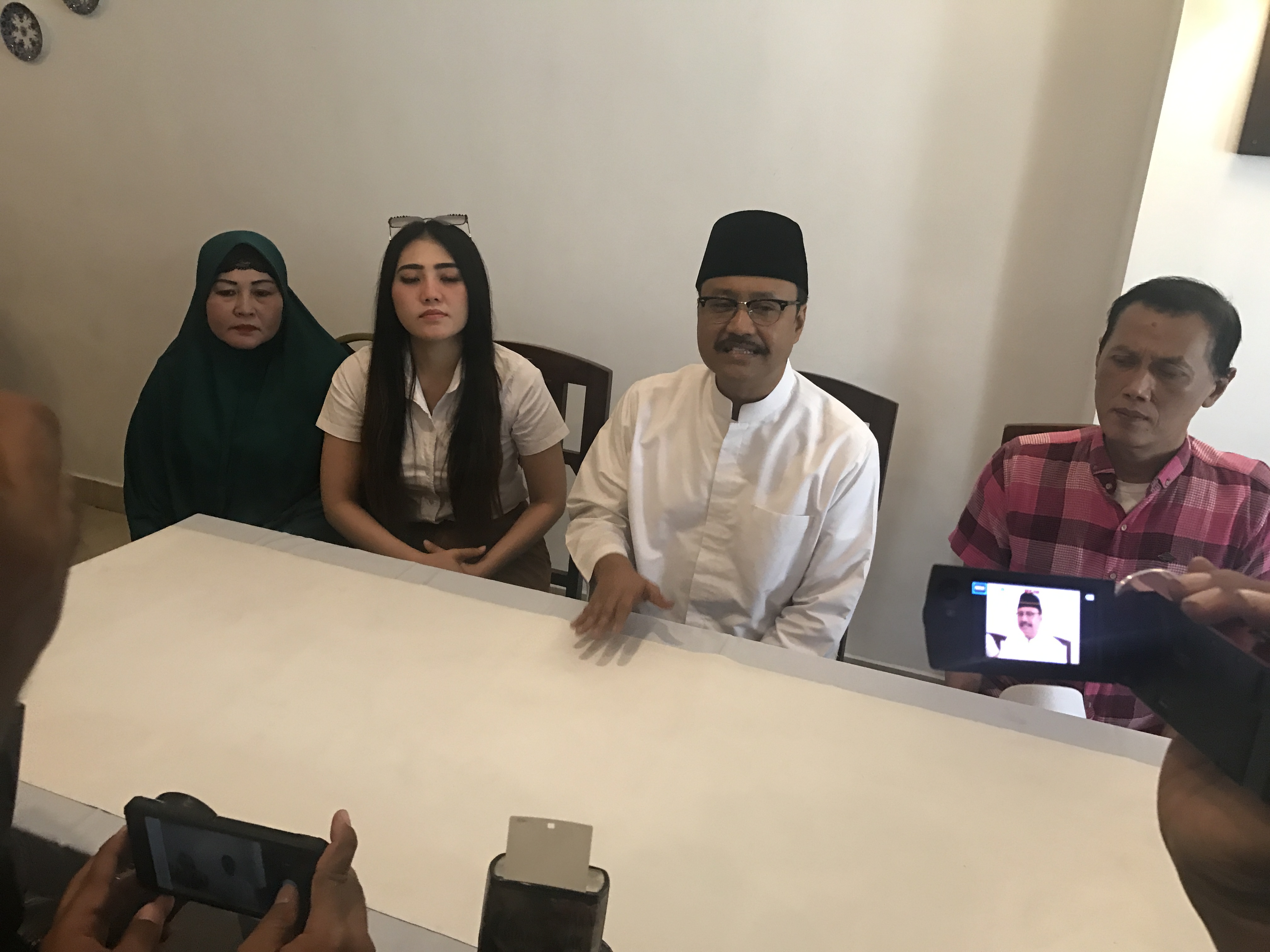 Via Vallen ketika berbincang dengan Saifullah Yusuf (Gus Ipul). (Foto : ngopibareng.id)