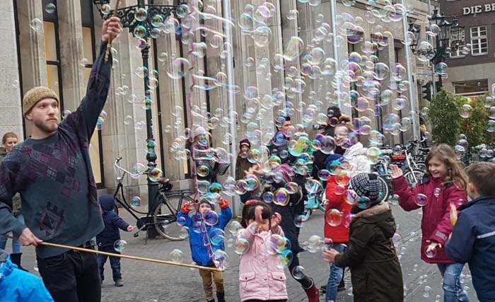 Anak-anak bermain gelembung sabun di Dusseldorf, Jerman. (foto: sukemi)