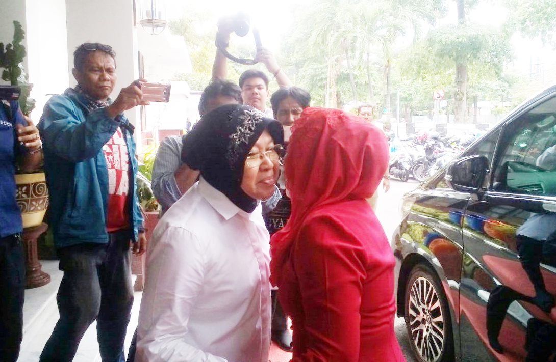 Kedekatan Walikota Surabaya Tri Rismaharini dan Puti Guntur Soekarno Calon Wakil Gubernur Jawa Timur mendampingi Gus Ipul