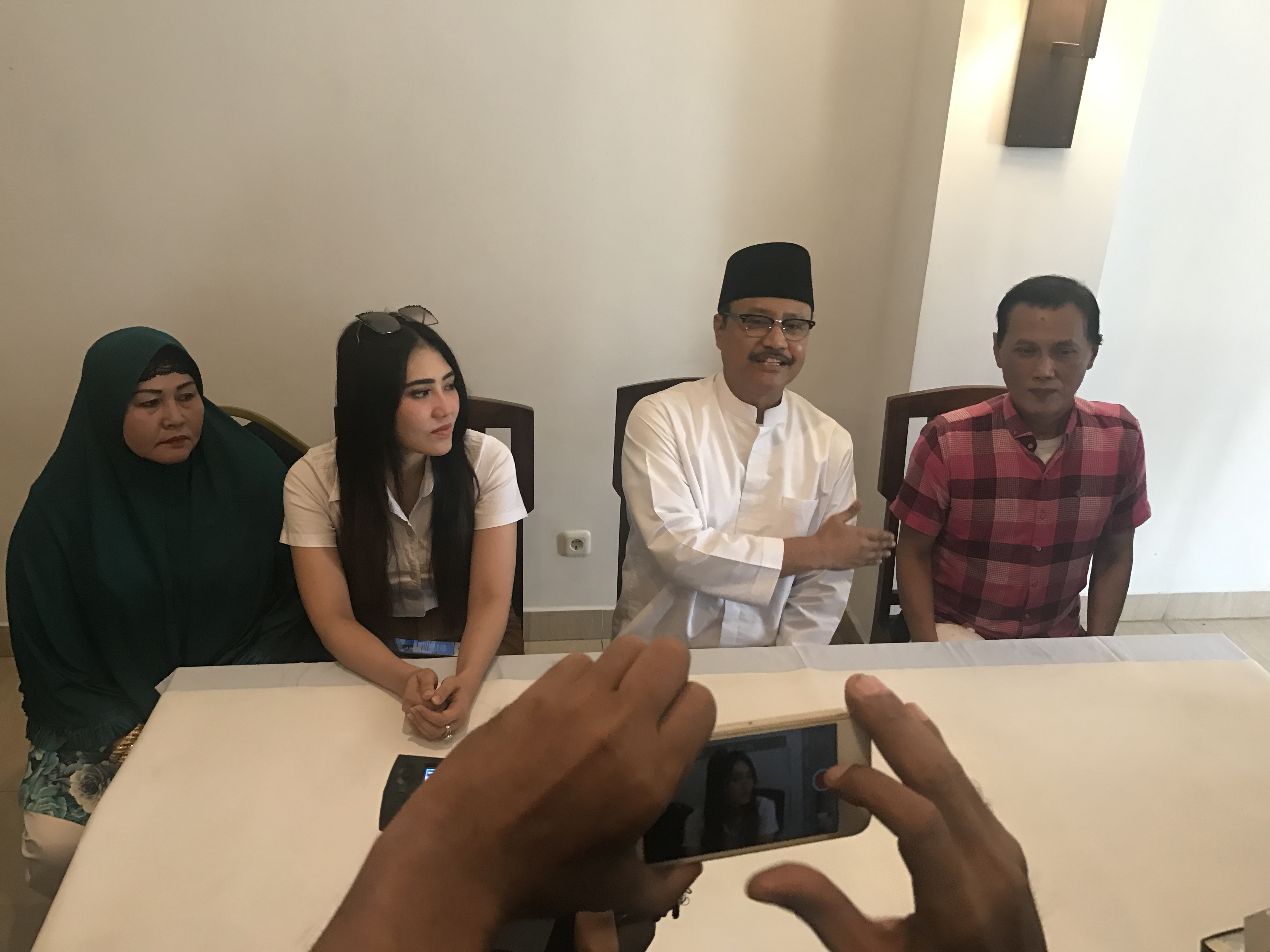 Cagub Saifullah Yusuf bersama Via Vallen dan kedua orang tua Via. (Foto : ngopibareng.id)