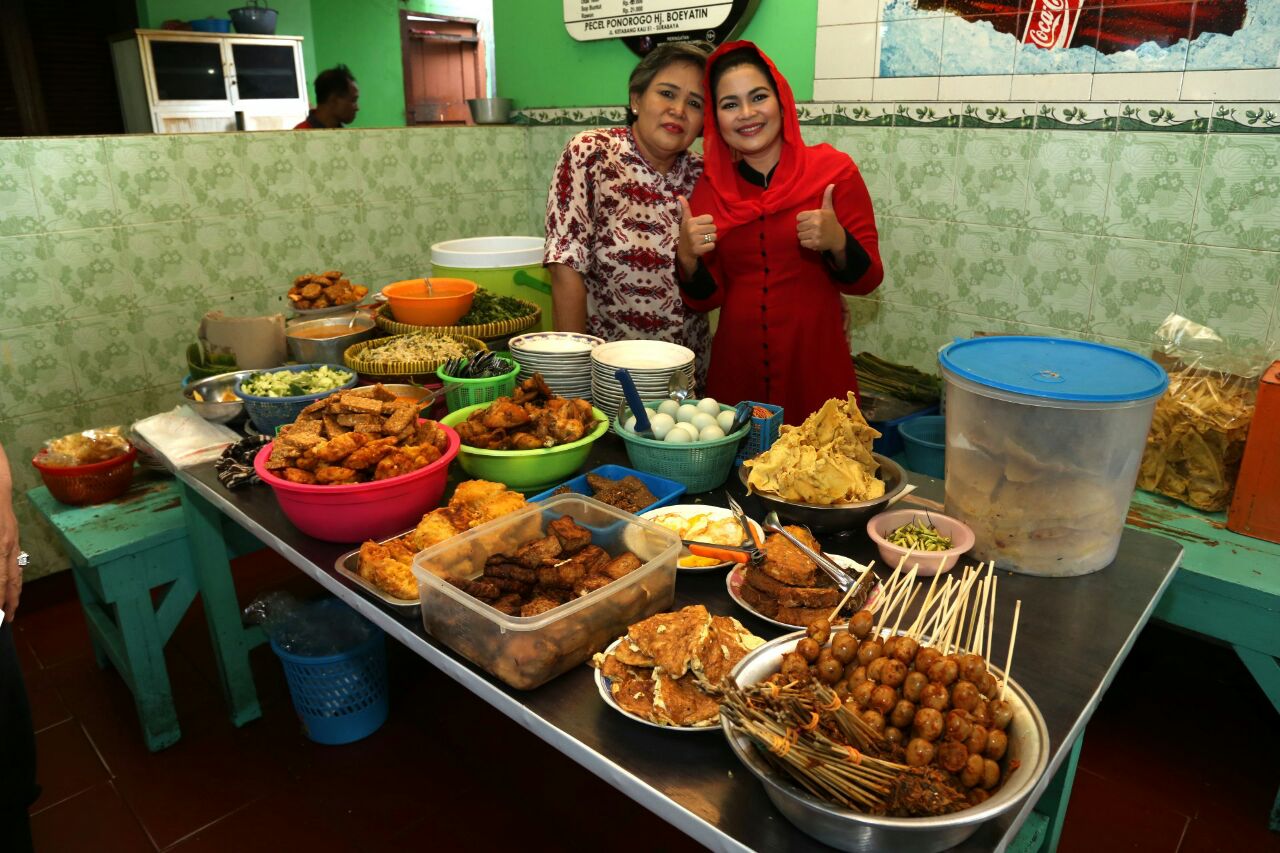 Puti Guntur bersama penilik pecel Ketabang. (Foto : ngopibareng.id)