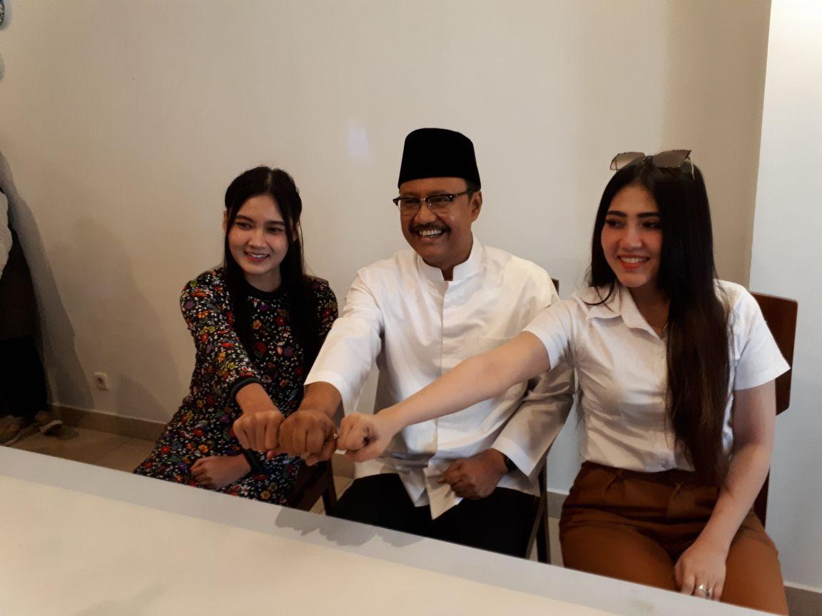 Nella Kharisma, Gus Ipul, Via Vallen duduk bersama saat konferensi pers di Surabaya, 22 Januari 2018. (Foto: Ngopibareng.id)