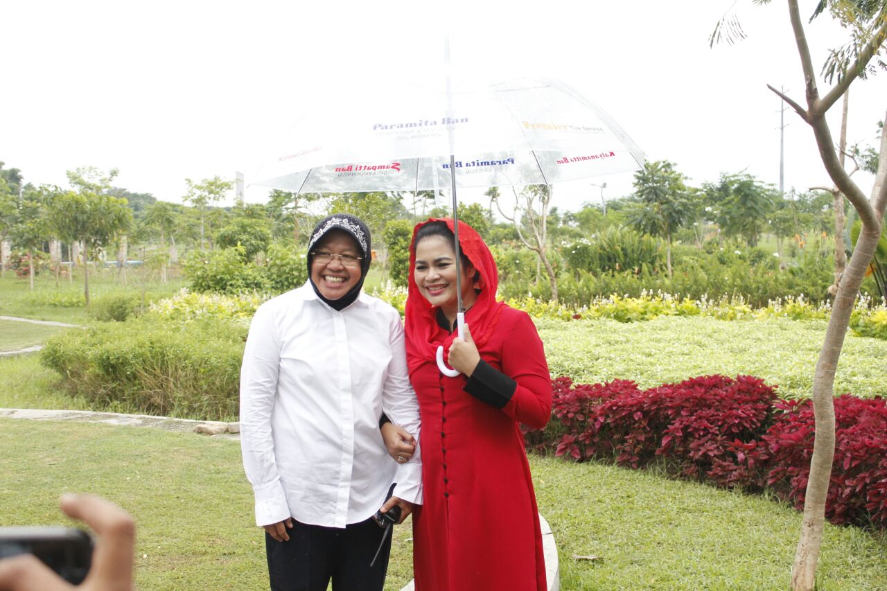 Romantisme Puti Guntur Soekarno bersama Walikota Surabaya Tri Rismaharini. (foto: harris ngopibareng.id)