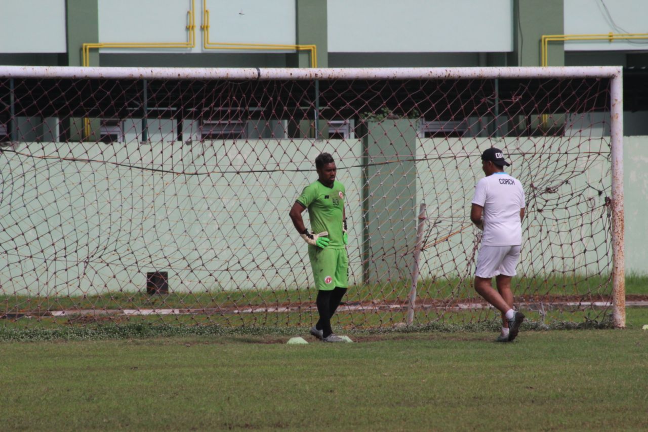 Kiper pinjaman Persebaya ke Perseru Serui Samuel Reimas. (foto: hrs/ngopibareng.id)