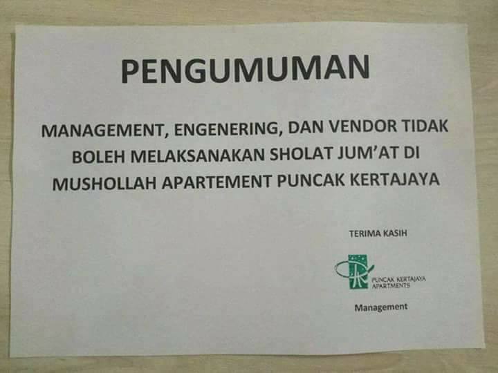 Pengumuman larangan sholat Jumat untuk karyawan manajemen Apartemen Puncak Kertajaya. (Foto: Facebook)