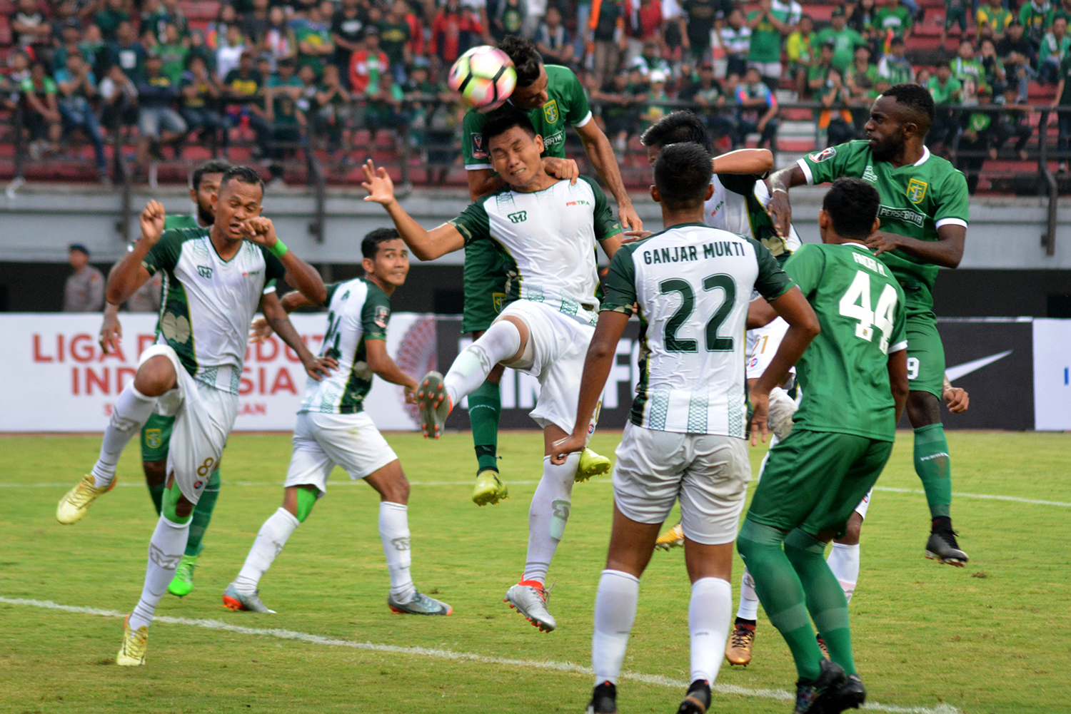 PS TNI (putih) saat menghadapi Persebaya Surabaya di Piala Presiden 2018. (foto: hrs/ngopibareng)