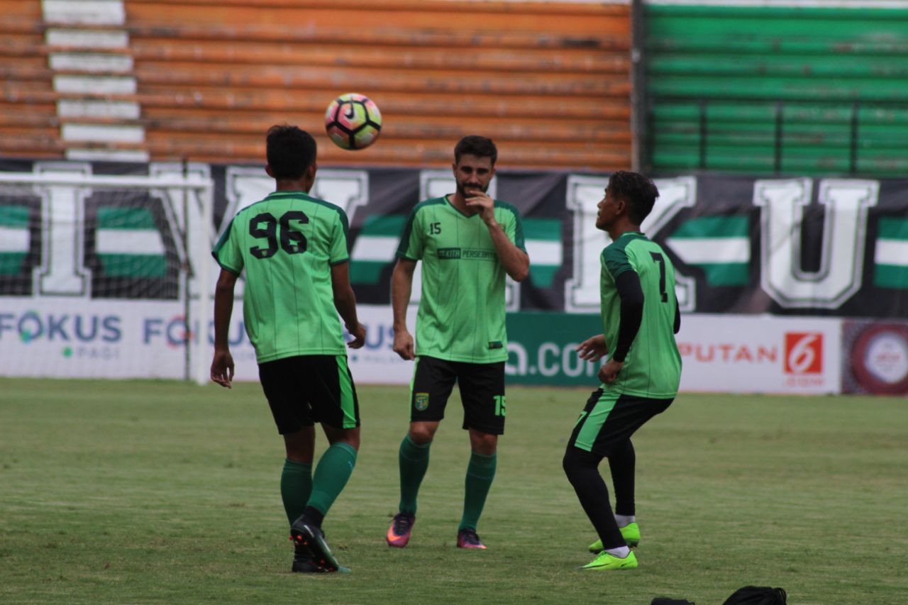 Pemai Persebaya, Jossa Andika (kiri), Robertino Pugliara da Sidik Saimima saat latihan di stadion Gelora Bung Tomo Surabaya. (foto: hrs/ngopibareng)