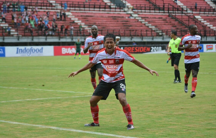 Madura United lawan PS TNI.  (foto: hrs/ngopibareng)