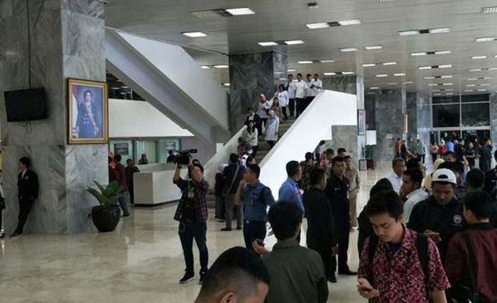 Gedung DPR-RI juga diguncanag gempa hari Selasa 23 Januari siang, anggota DPR dan karyawan keluar ruangan. (foto:nasionalkompas.com)