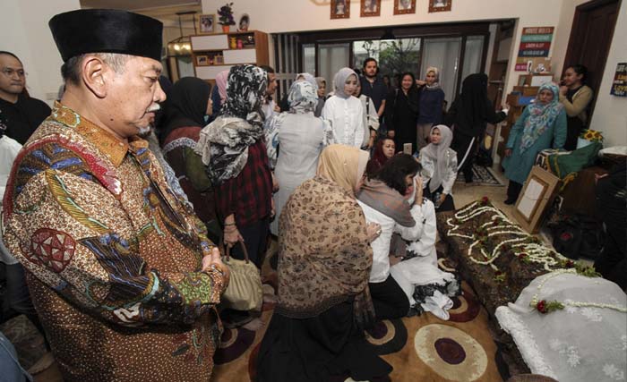 Wakil Gubernur Jawa Barat Deddy Mizwar berdoa di depan jenazah Seniman sekaligus mantan politisi Partai Demokrat Raden Mas Haryo Heroe Syswanto Ns Soerio Soebagio (Sys NS) di rumah duka, kawasan Kemang, Jakarta, Selasa 23 Januari 2018.Sys NS meninggal dunia di Rumah Sakit Pondok Indah akibat sakit jantung. (foto:dhemas reviyanto/antara)