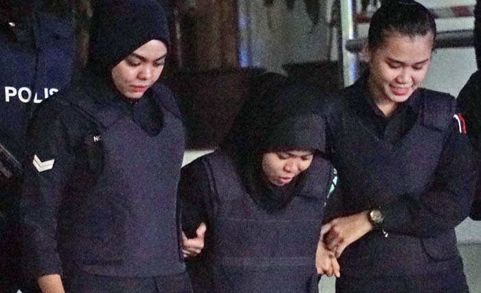 Warga Indonesia Siti Aisyah  (tengah) sebagai terdakwa pembunuhan kakak tiri pemimpin Korea Utara Kim Jong Nam, dikawal ketat usai menjalani sidang di Mahkamah Tinggi Shah Alam, Kualalumpur, Malaysia, Selasa 23 Januari 2018. .(foto:agus setiawan/antara) 