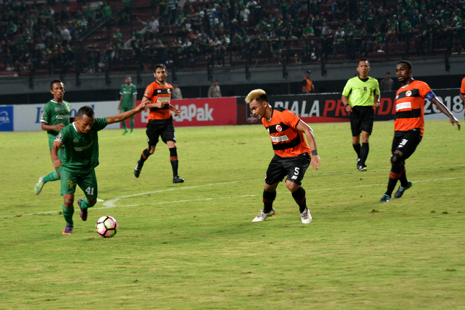 Winger Persebaya Irfan (kiri) saat akan mencetak gol kegawang Perseru Serui, pada menit 90+2, di Piala Presiden, Selasa 23 Januari 2018. (foto: hrs/ngopibareng) 