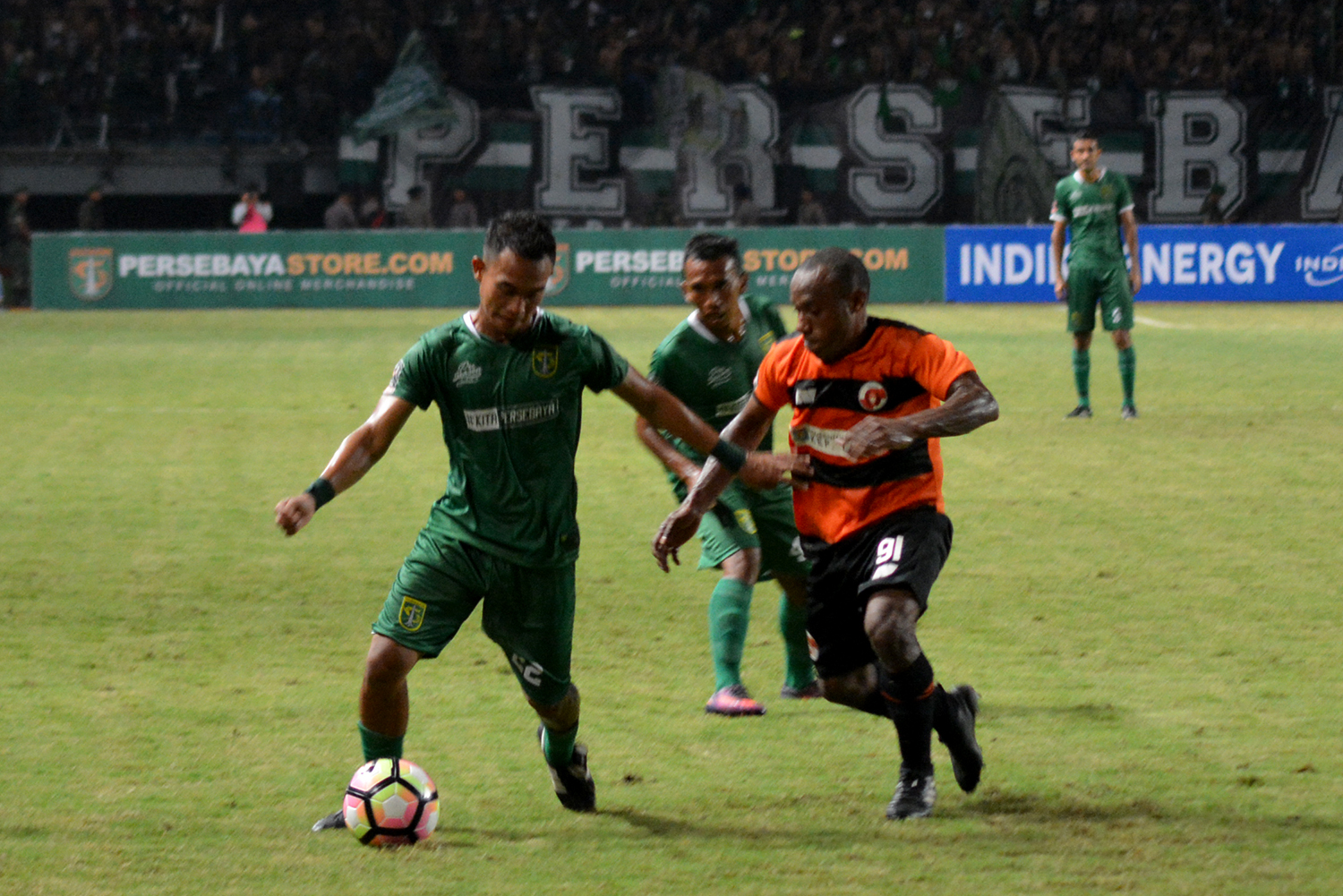 Pemain Persebaya Abu Rizal (kiri) saat berduel dengan pemain Serui Yohanis Nabar, saat pertandingan Piala Presiden 2018. (foto: hrs/ngopibareng)