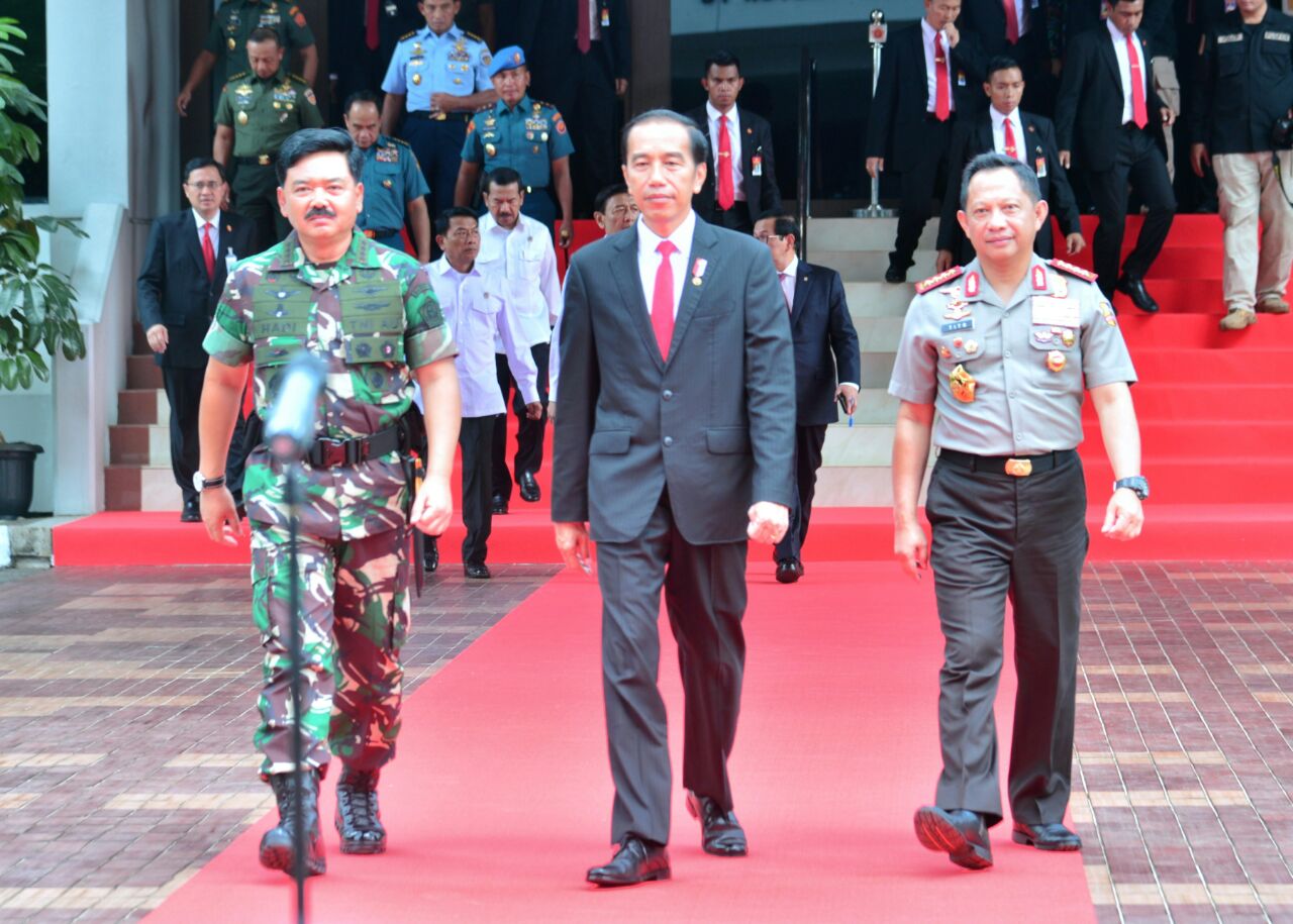 Presiden Joko Widodo menghadiri sekaligus memberikan pengarahan dalam Rapat Pimpinan Tentara Nasional Indonesia (TNI) dan Kepolisian Negara Republik Indonesia (Polri) Tahun 2018. Acara tersebut diselenggarakan sekira pukul sembilan pagi di Markas Besar TNI, Cilangkap, Jakarta Timur, Selasa, 23 Januari 2018. (Foto: Biro Pers Setpres)