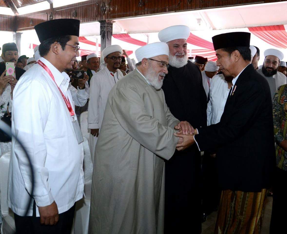 DAMAI: Sejumlah ulama dunia bersama Presiden Joko Widodo. (foto: ngopibareng.id)