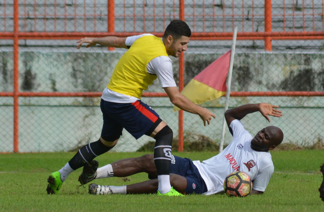 Pemain Madura United, OK Jhon (kanan)  mengaku rindu dengan Bonek. (foto: hrs/ngopibareng)