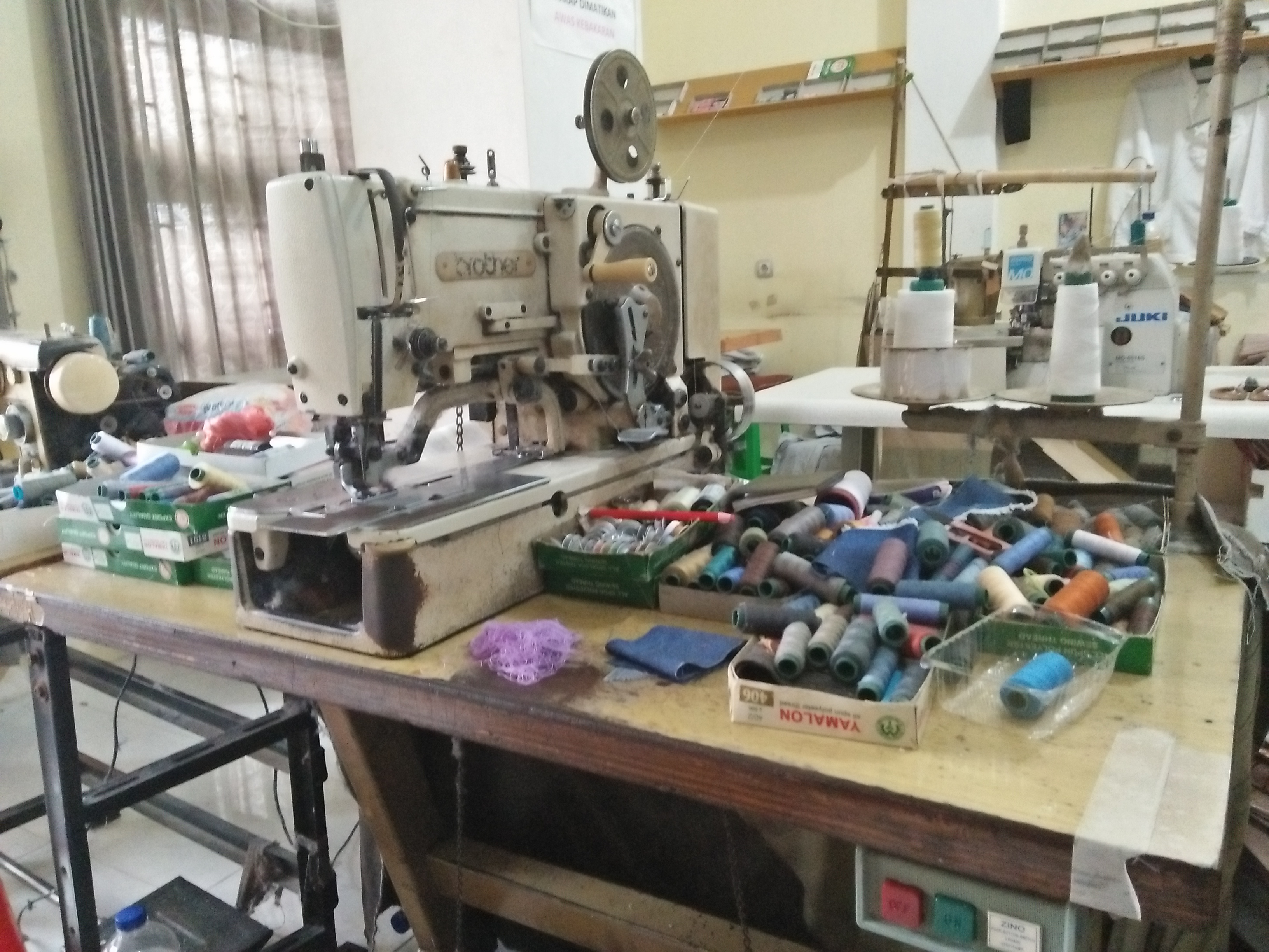 Mesin Jahit untuk memproduksi baju koko dan songkok Ramli. (Amanah/ngopibareng.id)