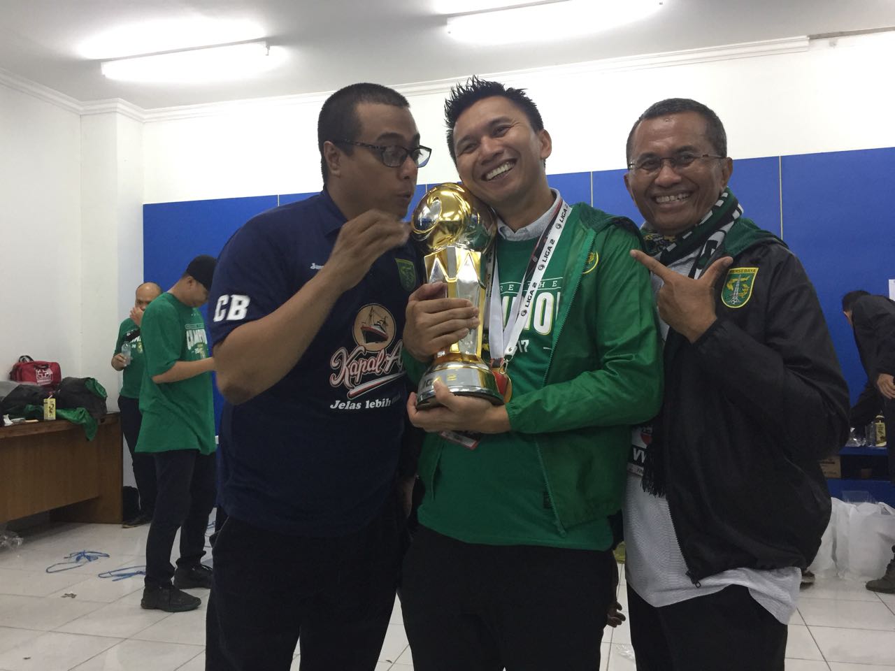 Dari kiri: Manajer Persebaya Choirul Basalamah, Presiden Klub Azrul Ananda, dan Dahlan Iskan. (foto: ngopibareng)