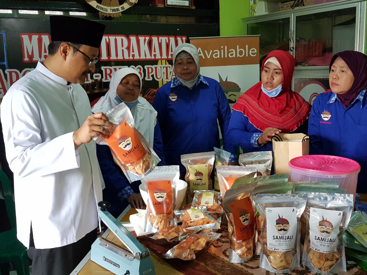 Cagub Jatim Saifullah Yusuf (Gus Ipul) saat melihat salah satu UMKM di kawasan Dolly. (Foto : ngopibareng.id)