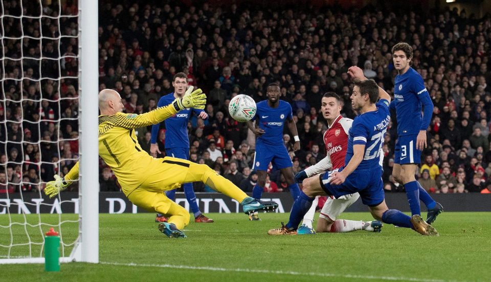 Pemain Arsenal, Granit Xhaka membobol gawang Chelsea dalam babak semifinal Piala Liga Inggris, dini hari tadi. foto;ap