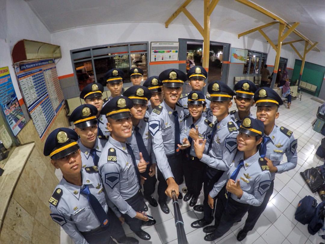 Foto ilustrasi siswa Balai Pendidikan dan Pelatihan Penerbangan Banyuwangi (BP3B) sedang pose bersama. (Foto: Flickr)