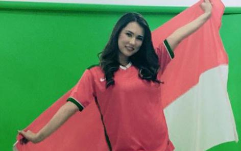 Maria Ozawa sedang memakai jersey Timnas Indonesia dalam sesi foto promosi Piala Dunia 2018.foto:instagram