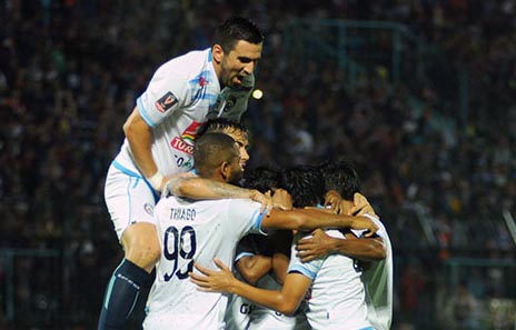 Selebrasi pemain Arema usai mengalahkan PSIS Semarang dalam lanjutan Piala Presiden Grup E di Stadion Kanjurahan, Malang, Kamis 25 Januari 2018 malam. 